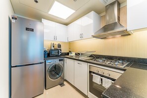 Fridge, microwave, oven, stovetop - Next to Gate Avenue, Park Towers DIFC by Deluxe Holiday Homes (Dubai)