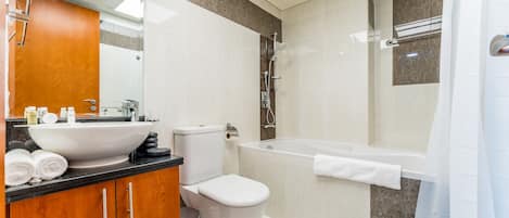 Secador de pelo, toallas, jabón y champú