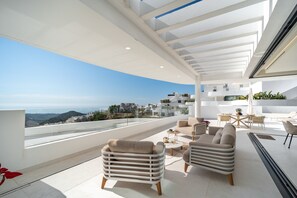 Outdoor dining - Stunning Penthouse with Panoramic Sea & Mountain Views Near Marbella (OJEN (MALAGA))