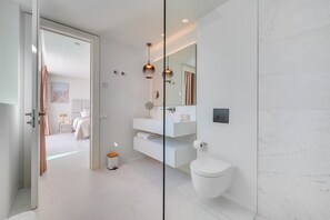 Shower, hair dryer, towels - Stunning Penthouse with Panoramic Sea & Mountain Views Near Marbella (OJEN (MALAGA))