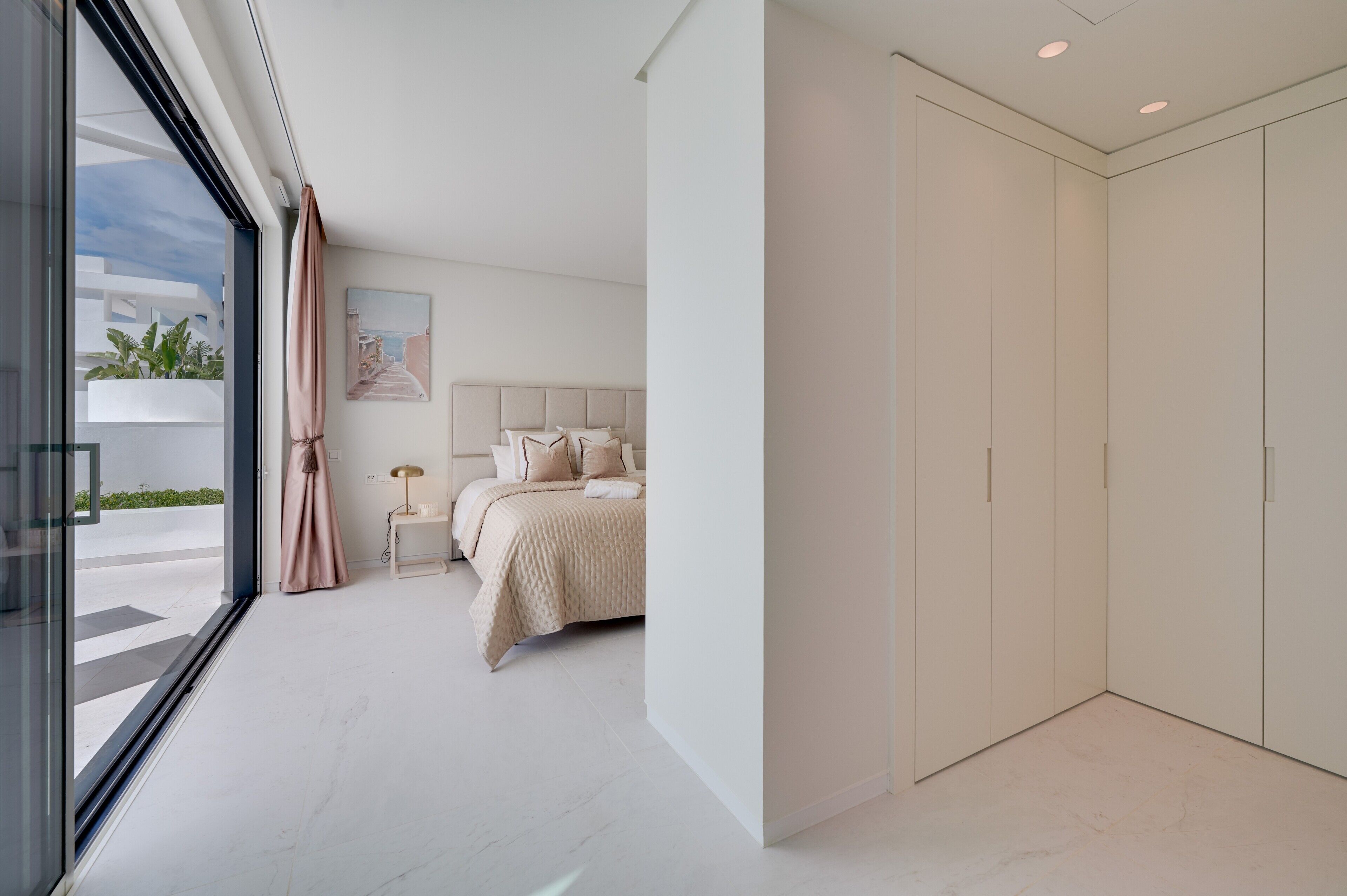 3 slaapkamers, een strijkplank/strijkijzer, gratis wifi, beddengoed