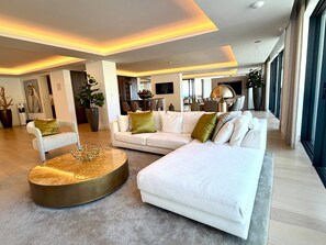TV, stereo - Stunning Penthouse with Panoramic Sea & Mountain Views Near Marbella (OJEN (MALAGA))