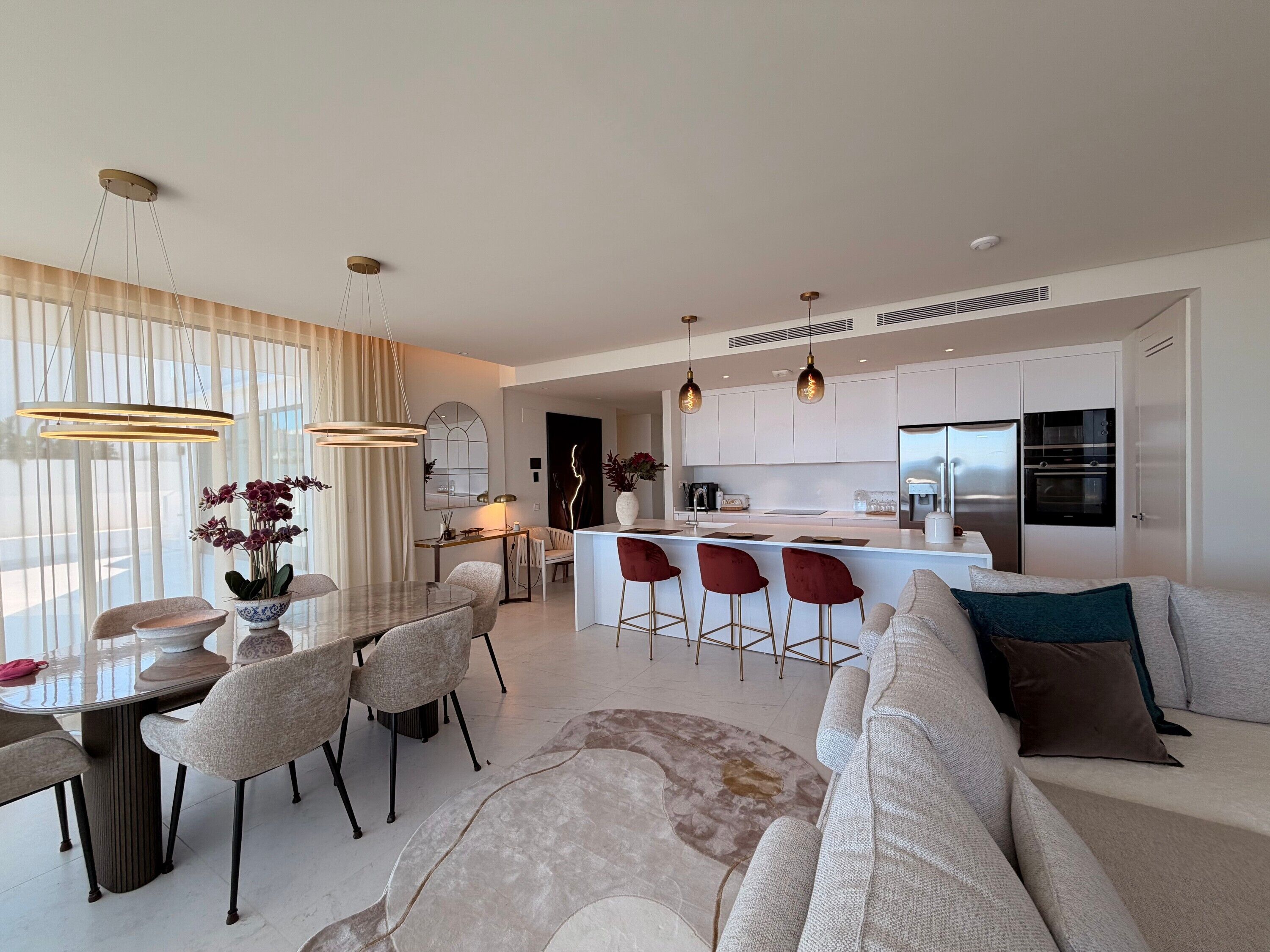 Een televisie en een stereo