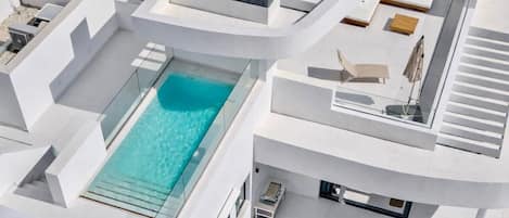 Una piscina techada, una piscina climatizada
