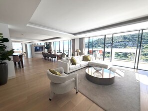 TV, stereo - Stunning Penthouse with Panoramic Sea & Mountain Views Near Marbella (OJEN (MALAGA))