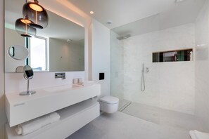 Dusche, Haartrockner, Handtücher