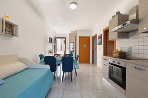 Kühlschrank, Herdplatte, Kochgeschirr/Geschirr/Besteck