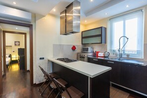 Réfrigérateur, micro-ondes, plaque de cuisson, cafetière/bouilloire