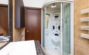 Shower, hair dryer, bidet, towels