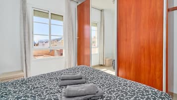 2 dormitorios, tabla de planchar con plancha, wifi gratis y ropa de cama