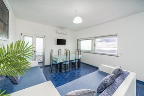 Dining - Apartment 'Alberto' with Sea View, Wi-Fi and Air Conditioning (Portimão)