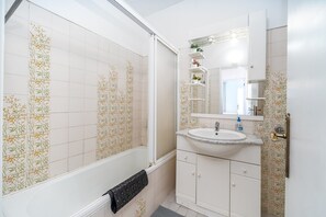 Een douche, handdoeken