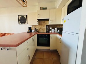 Jääkaappi, mikroaaltouuni, uuni, liesi