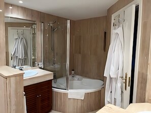 Douche, sèche-cheveux, serviettes fournies