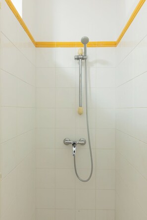 Haartrockner, Handtücher, Shampoo, Toilettenpapier