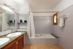 Secadora de cabello, toallas, shampoo, papel de baño 