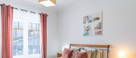 Een strijkplank/strijkijzer, gratis wifi, beddengoed