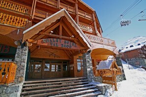 Un hotel tipo chalet de madera con un cartel que dice "Chalet Hotel Val 2400".