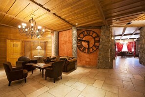 A cozy lobby with wooden walls, a large clock, and a chandelier. - 250m from resort center, sauna, hammam, fireplace or stove, tv, ski locker, 119m², Val Thorens (Val Thorens)