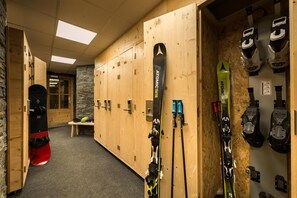 A ski lodge with wooden lockers, skis, and ski poles. - 300m from resort center, swimming pool, sauna, fireplace or stove, tv, ski locker, 97m², Val Thorens (Val Thorens)