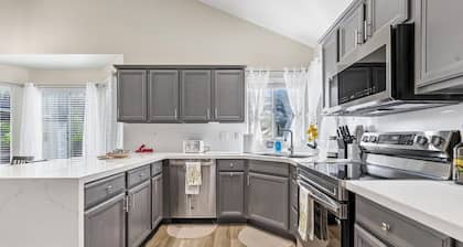 Charming Desert Stay • Sparkly Pool • Fast Wi-Fi • Grill • Fire Pit