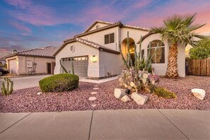 Exterior - Sparkling SaltwtrPool•Spa•Firepit•Netflix•NFL+ (Phoenix)