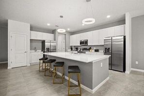 Een koelkast, een magnetron, een oven, een kookplaat