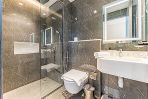 Douche, sèche-cheveux, serviettes fournies, savon