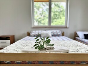 1 bedroom, WiFi, bed sheets - Anit Room 2-private 1-room with own entrance and private bathroom (Kotor)