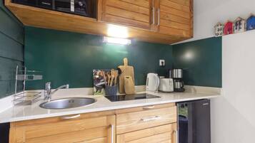 Fridge, microwave, oven, coffee/tea maker