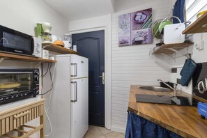 Køleskab, mikrobølgeovn, ovn, kaffe-/temaskine