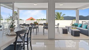 Une vaste terrasse dotée d’un espace repas, de sièges d’extérieur et offrant une vue sur les montagnes.