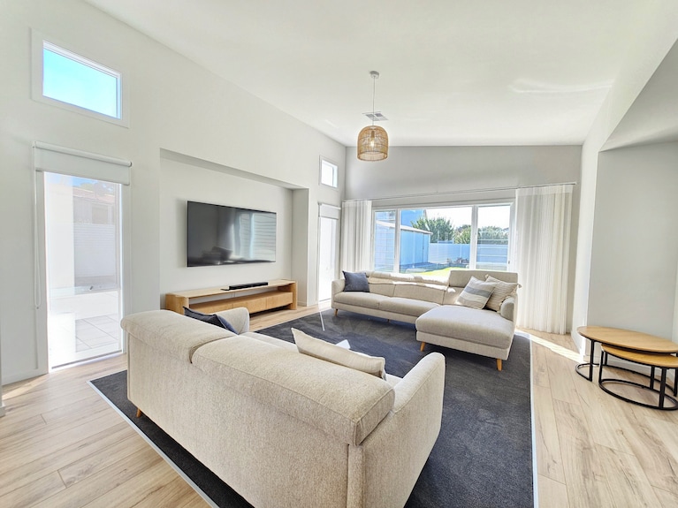 Vita Bella Modern Coastal Retreat Just Steps From Robes Iconic Long Beach - Robe