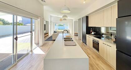 Vita Bella – Modern Coastal Retreat Just Steps from Robe’s Iconic Long Beach