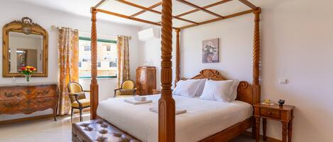 Tabla de planchar con plancha, wifi gratis y ropa de cama