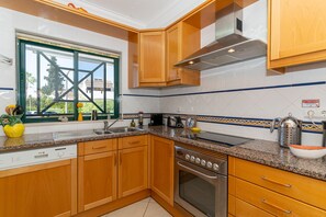 Kylskåp, mikrovågsugn, ugn och spishäll