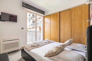 2 bedrooms, iron/ironing board, internet, bed sheets
