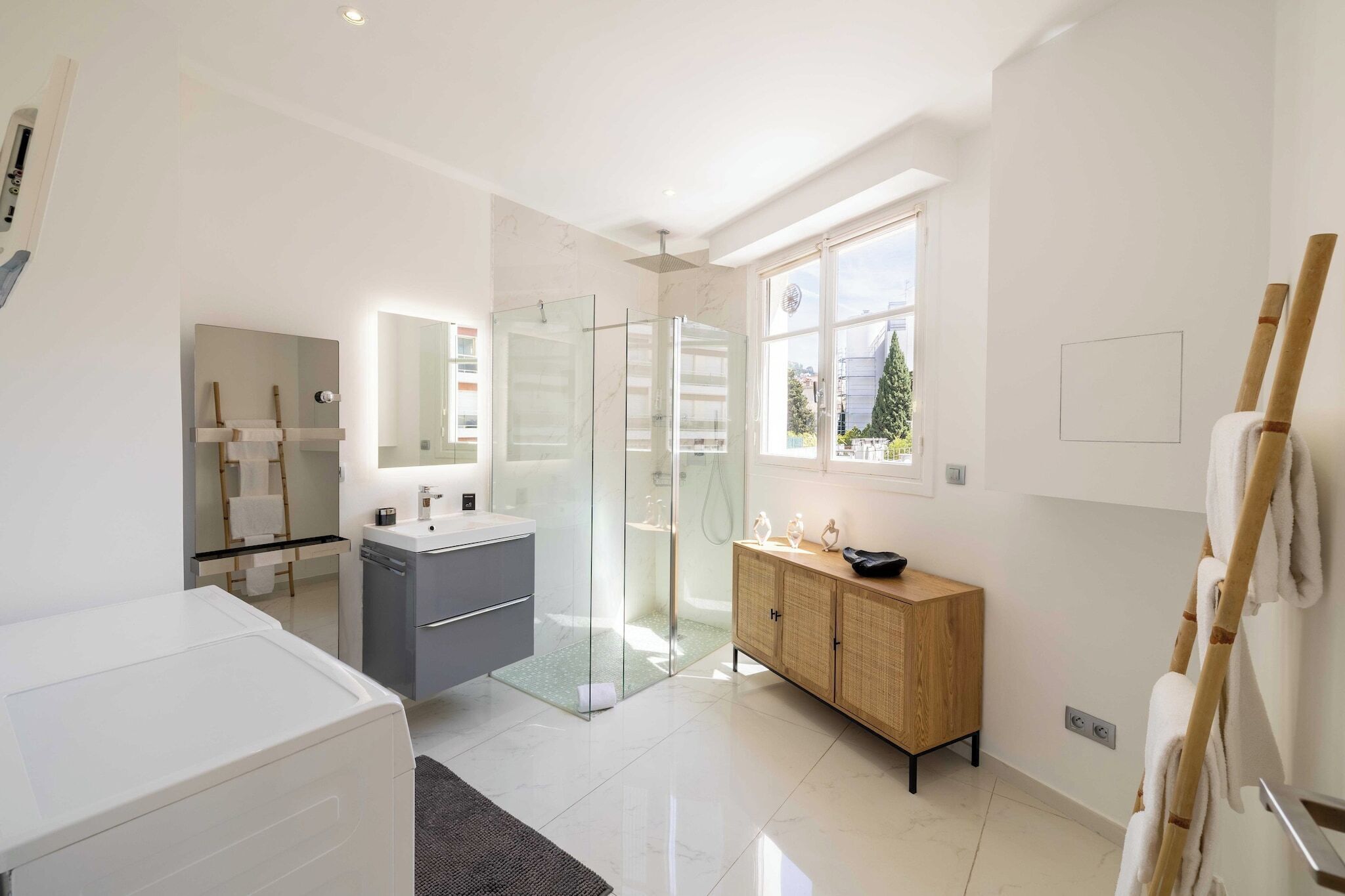 Shower, hair dryer, towels