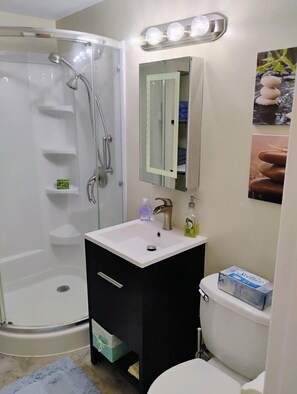 Douche, sèche-cheveux, serviettes fournies, savon