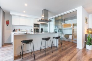 Fridge, microwave, oven, stovetop - Big Cliff Apartment by Atlantic Holiday (Câmara de Lobos)