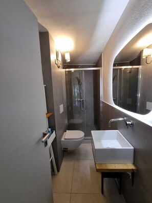 Secador de pelo, bidet, toallas, jabón