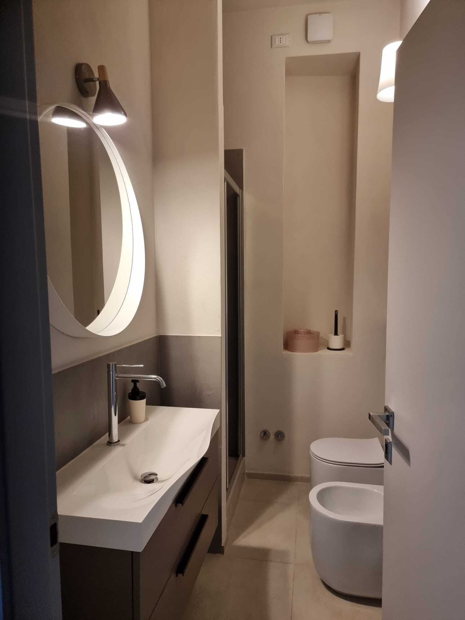 Haartrockner, Bidet, Handtücher, Seife