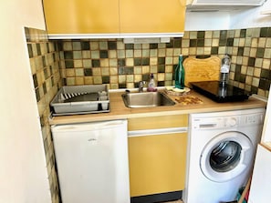Refrigerador, microondas, parrilla de estufa y cafetera y tetera