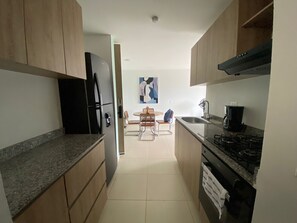 Horno, cafetera o tetera, utensilios de cocina y papel de cocina
