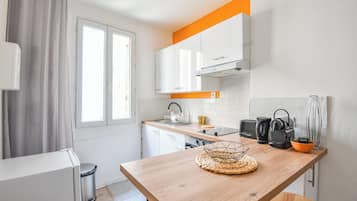 Fridge, oven, stovetop, coffee/tea maker