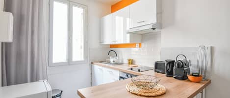 Fridge, oven, stovetop, coffee/tea maker