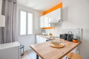 Fridge, oven, stovetop, coffee/tea maker