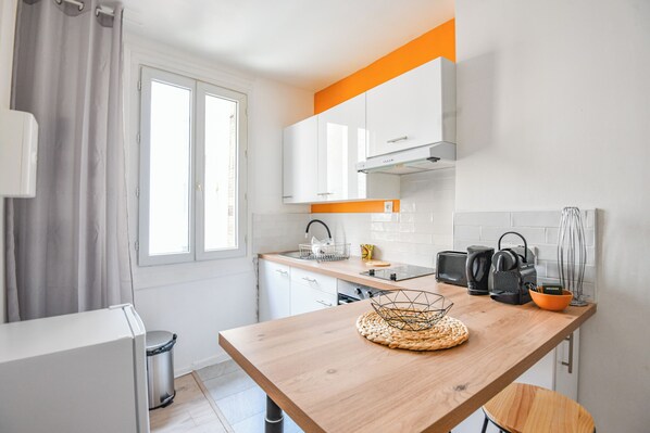 Kühlschrank, Ofen, Herdplatte, Wasserkocher mit Kaffee-/Teezubehör