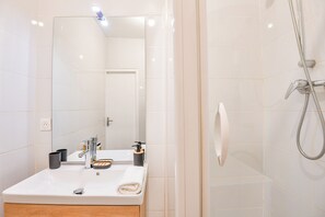 Ducha, secador de pelo, toallas