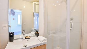 Shower, hair dryer, towels